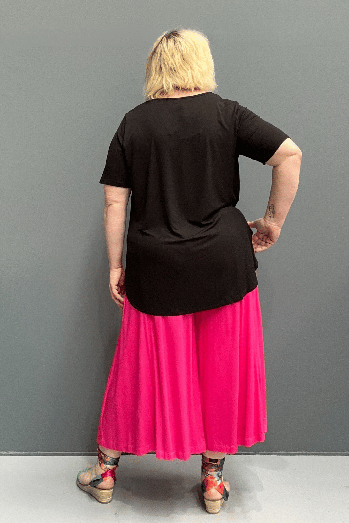 Plus size 'OBSESSION' culottes combining skirt elegance and pant versatility, perfect for curvy body shapes.