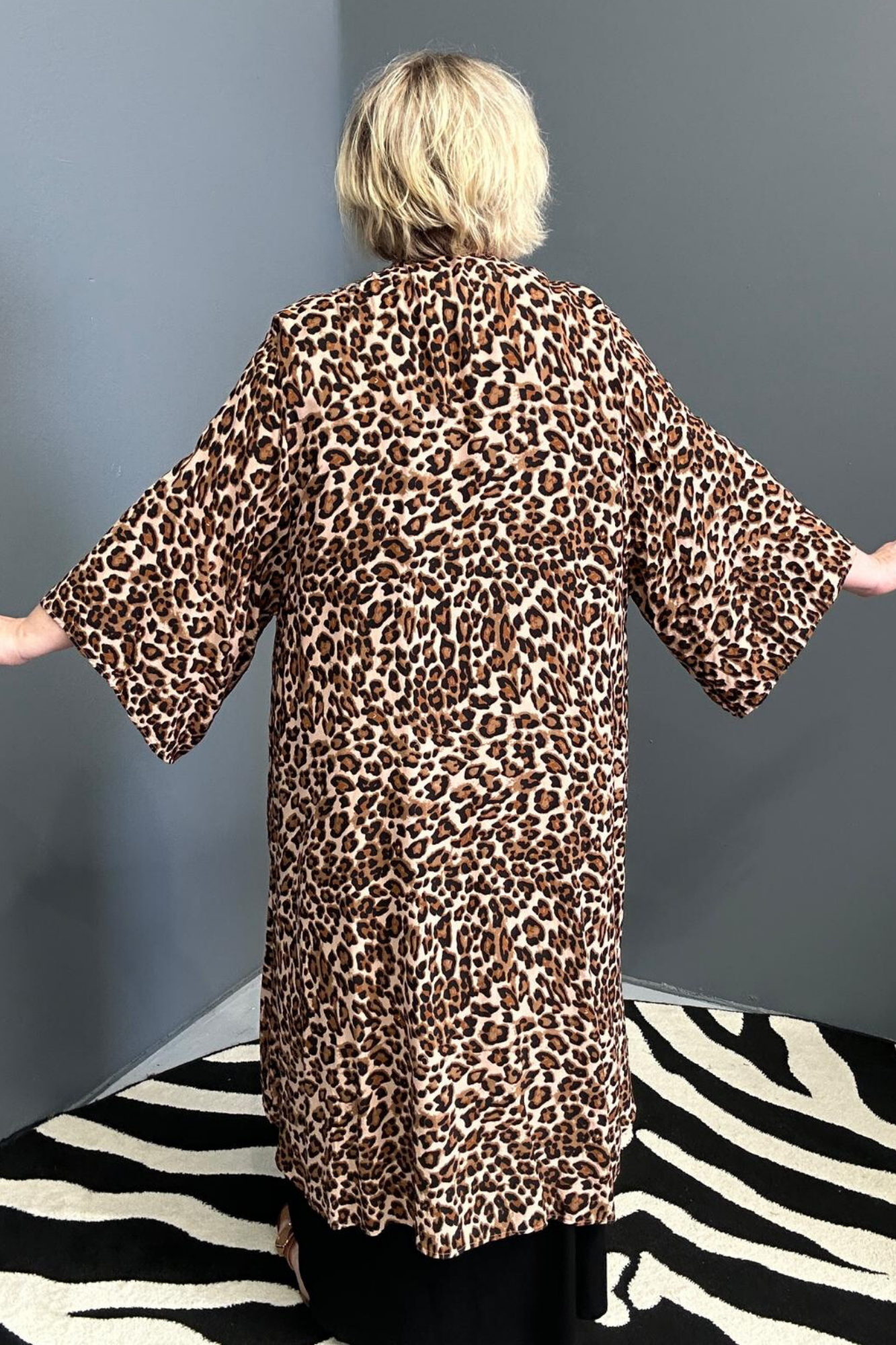 Flowy kimono duster with a chic leopard print.