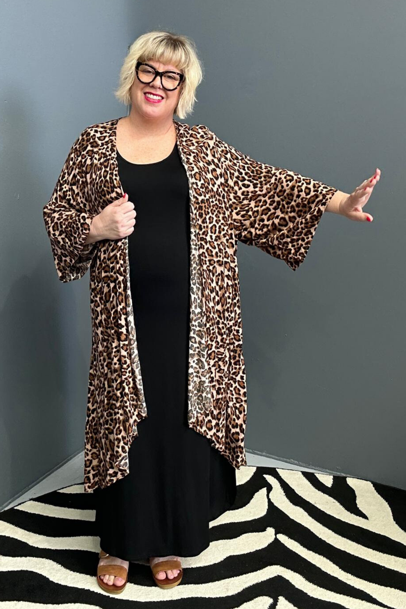 Flowy kimono duster with a chic leopard print.