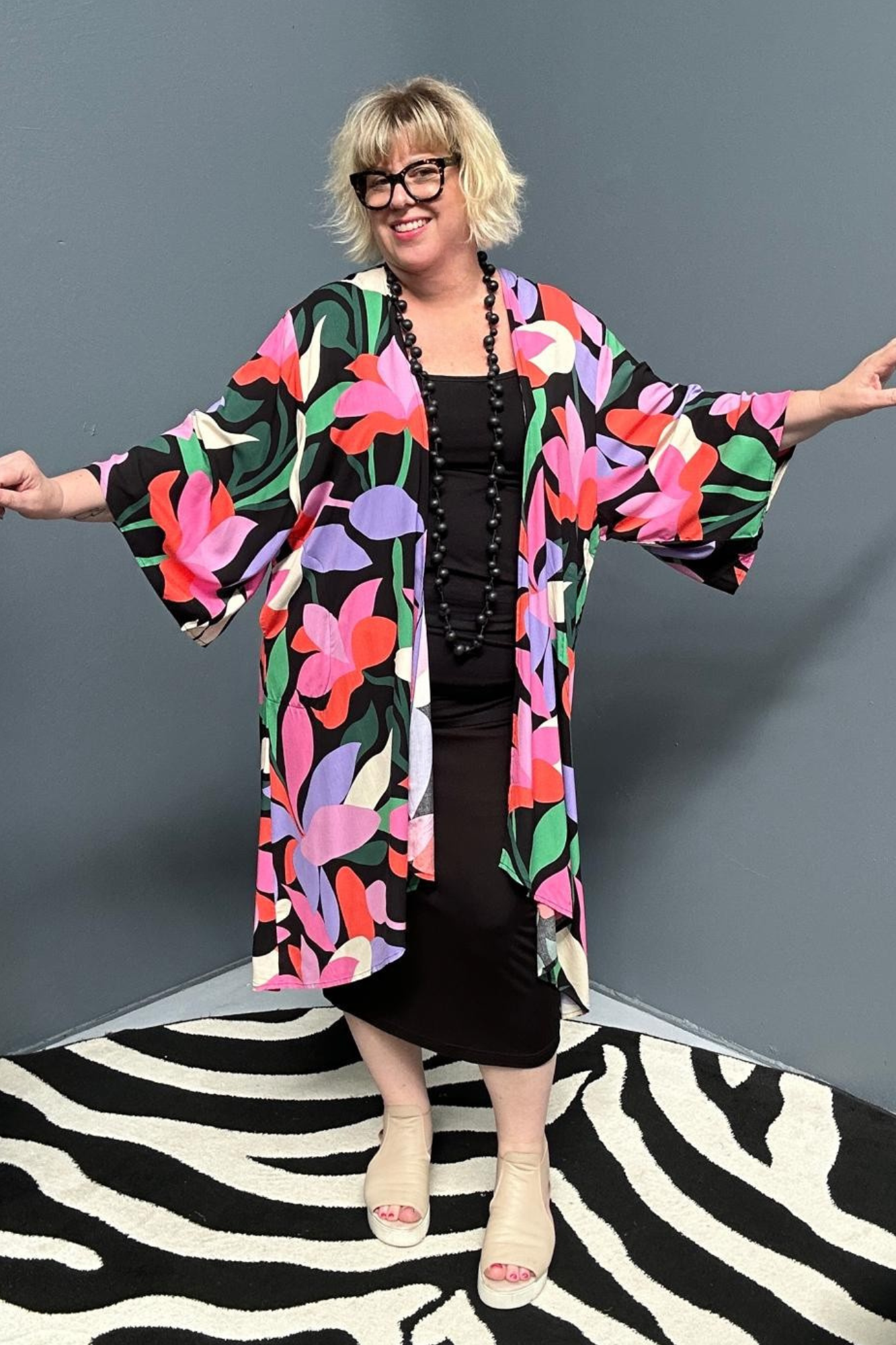  kimono duster with a Black/Pink Lily print and a flowing silhouette.