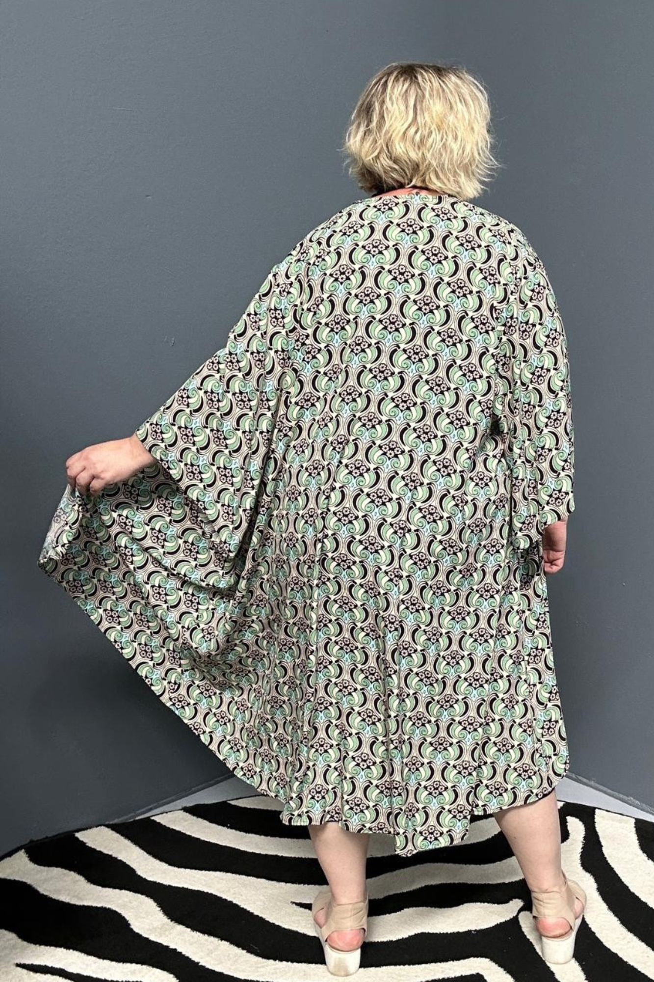 Flowy kimono duster with a refreshing Mint Swirl print.