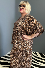 Plus-size leopard print top with a stylish, relaxed fit.