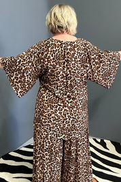 Plus-size leopard print top with a stylish, relaxed fit.
