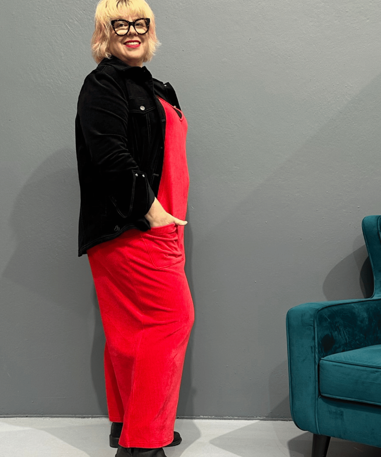 ‘LOLA’ overalls in breathable stretch corduroy, designed for plus size women, featuring a stylish casual look paired with a body tee and chunky boots.