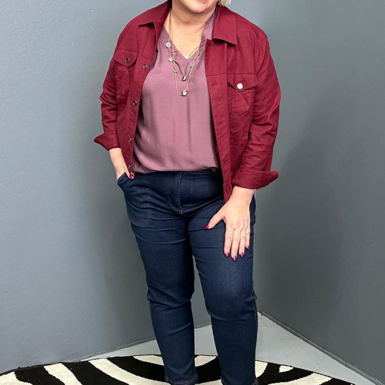 Plus-size woman wearing the 'FRANKIE' stretch linen jacket in plum – flattering cut with functional buttons, designed for curvy women