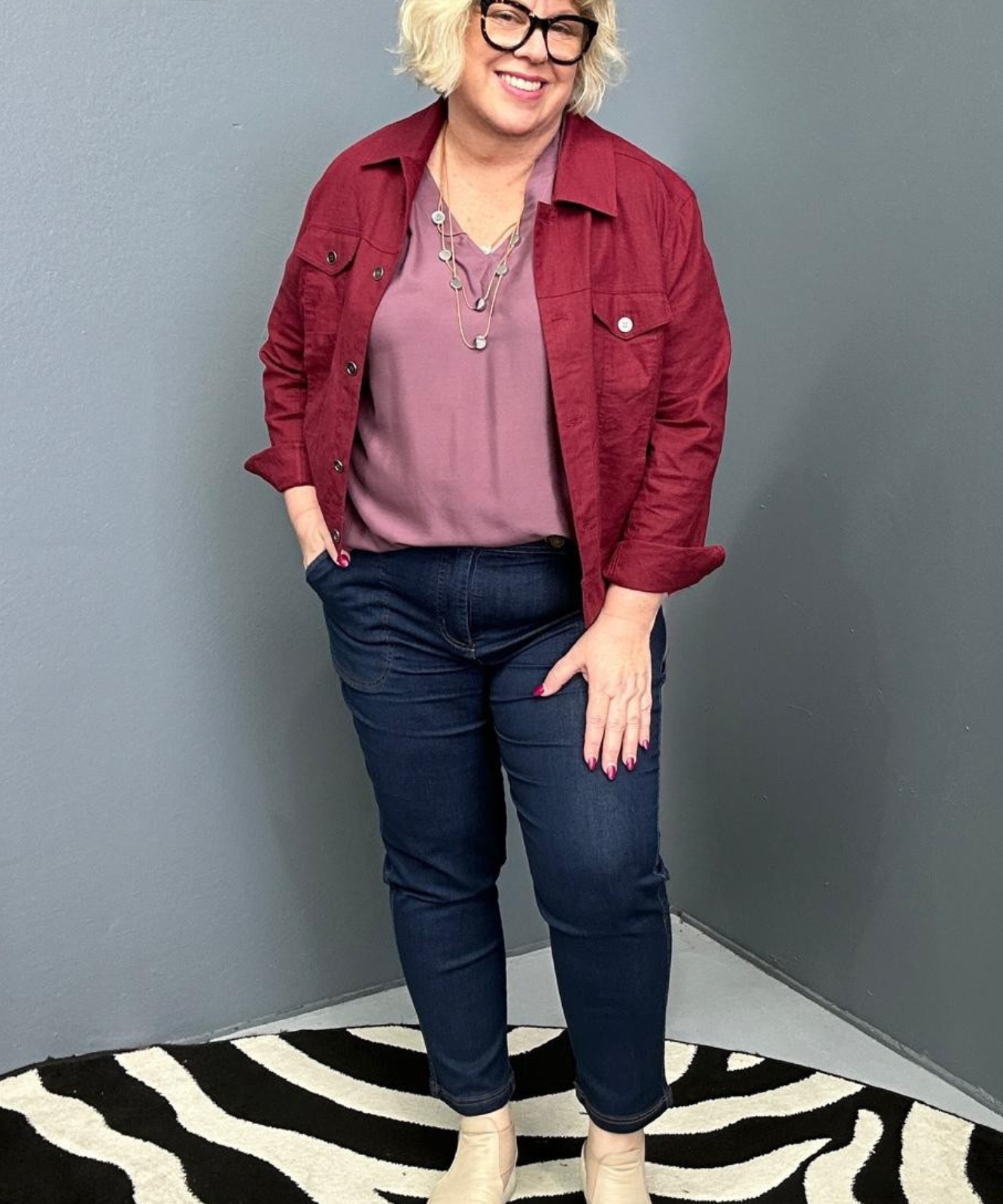 Plus-size woman wearing the 'FRANKIE' stretch linen jacket in plum – flattering cut with functional buttons, designed for curvy women
