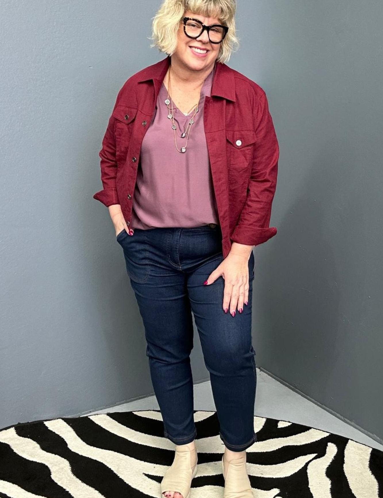 Plus-size woman wearing the 'FRANKIE' stretch linen jacket in plum – flattering cut with functional buttons, designed for curvy women