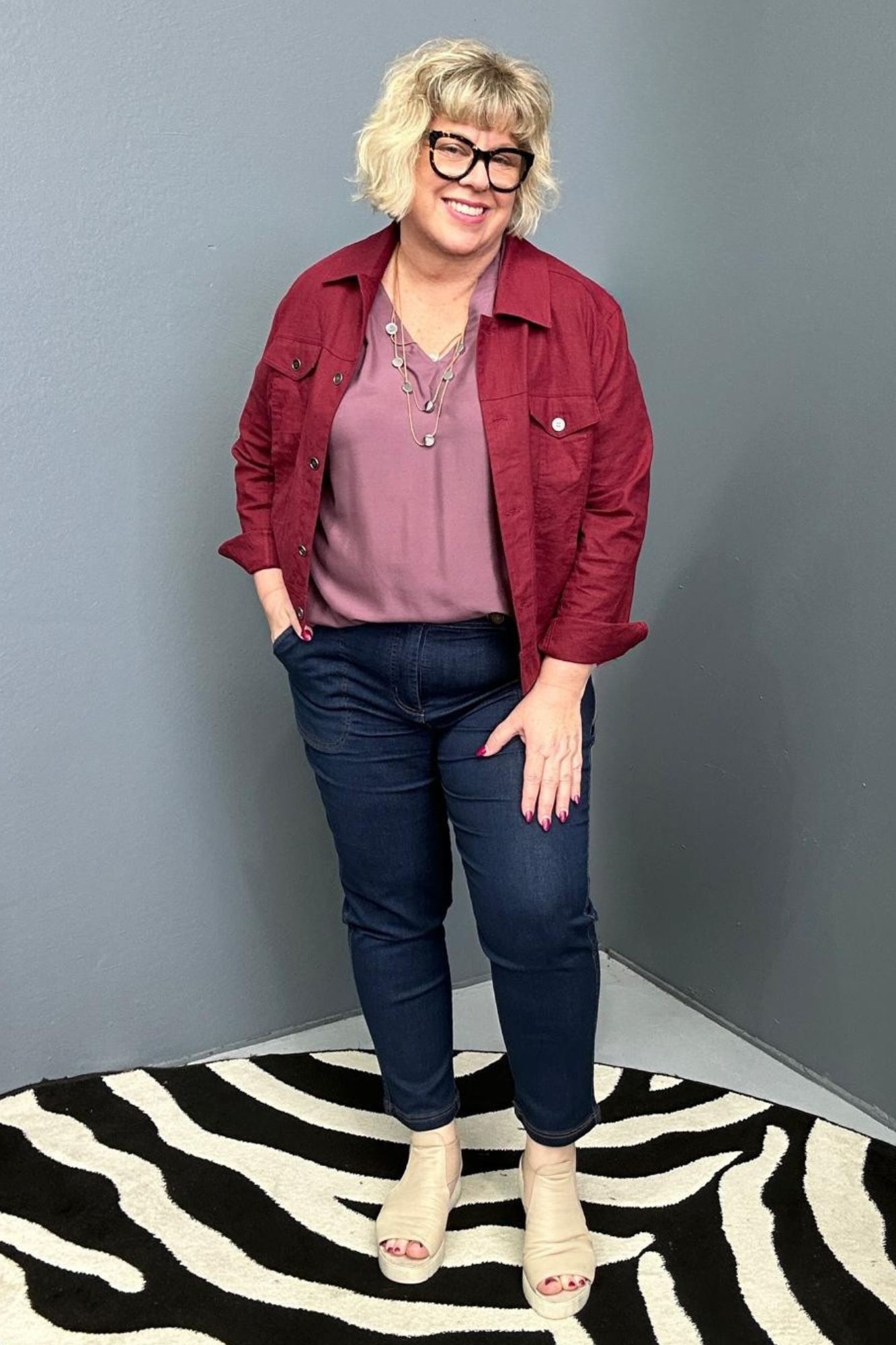 Plus-size woman wearing the 'FRANKIE' stretch linen jacket in plum – flattering cut with functional buttons, designed for curvy women