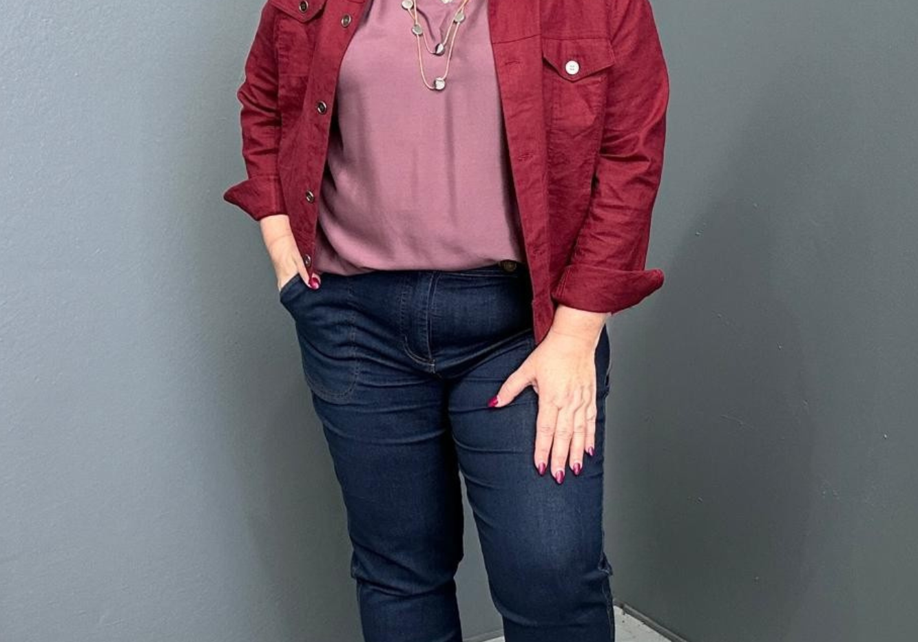 Plus-size woman wearing the 'FRANKIE' stretch linen jacket in plum – flattering cut with functional buttons, designed for curvy women
