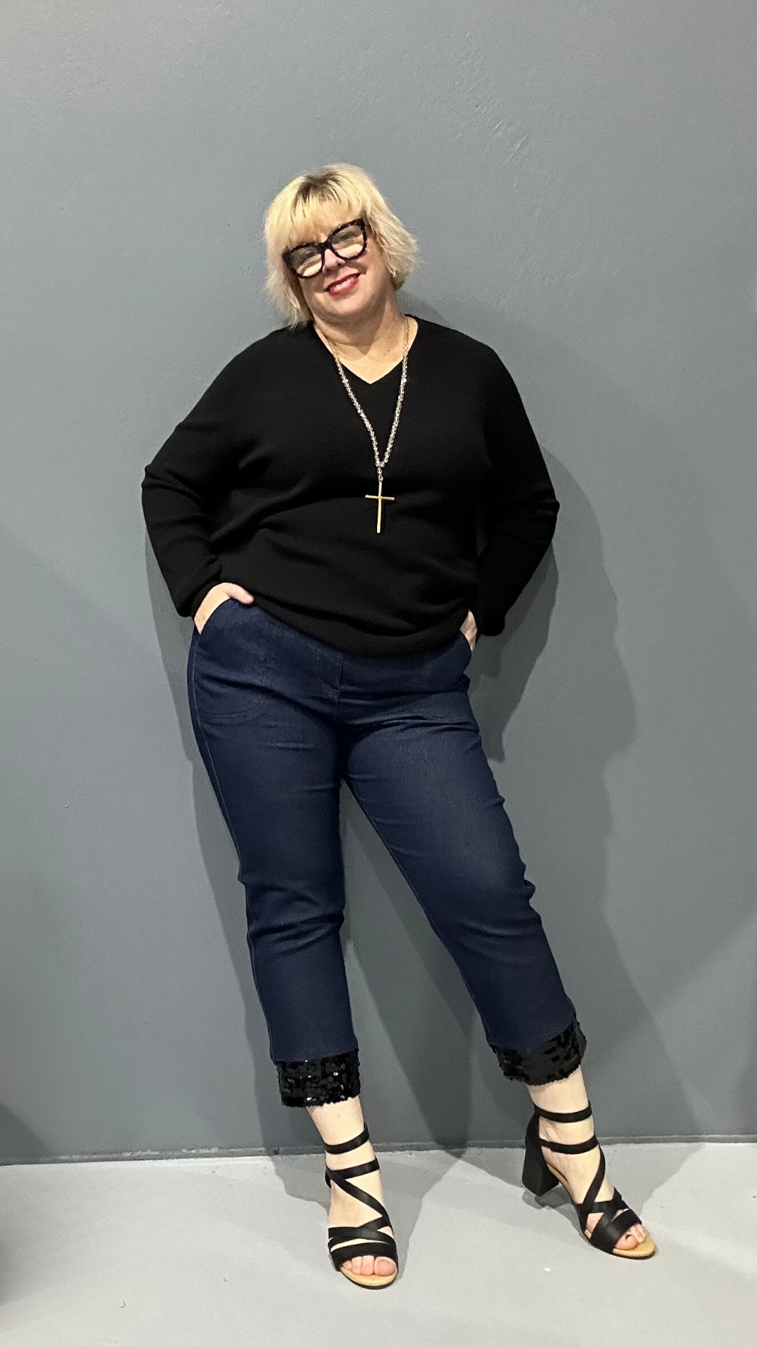 High-waisted 'Stella' 7/8 jeans with black sequined cuff for plus size women - Dark Denim.