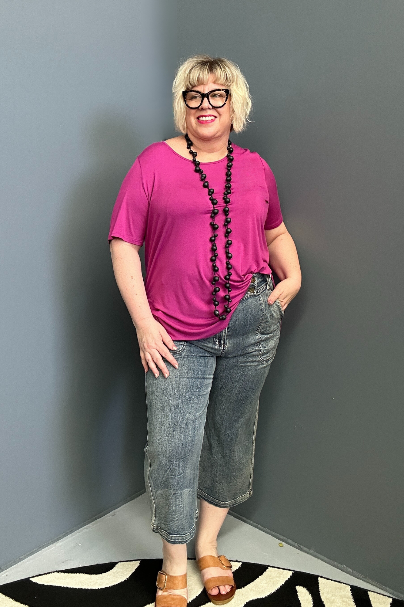 Plus-size vintage wash 7/8 slim jeans with stretch fit.