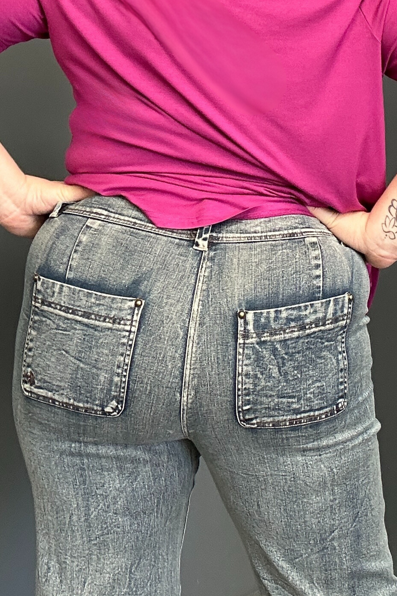 Plus-size vintage wash 7/8 slim jeans with stretch fit.