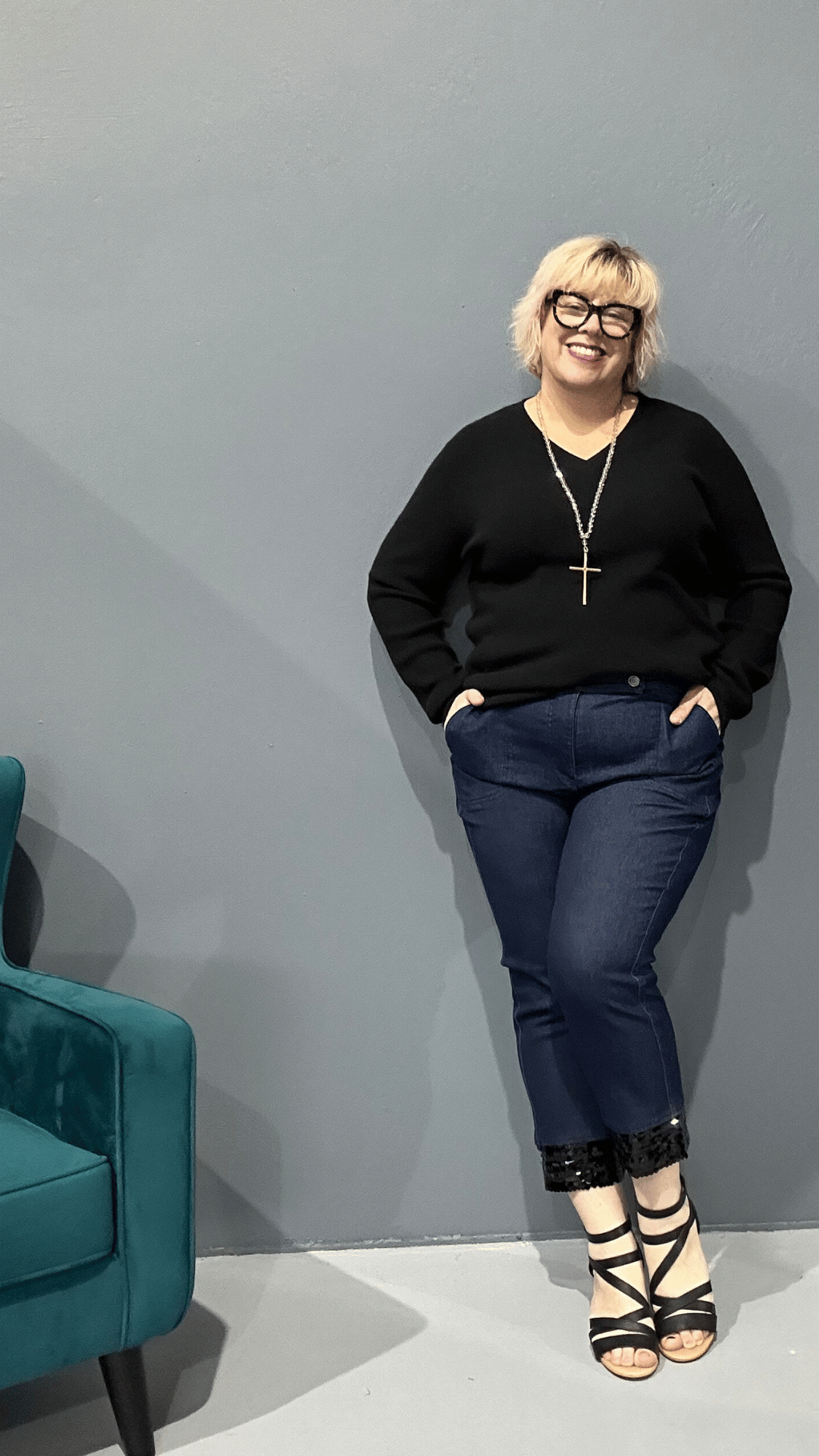High-waisted 'Stella' 7/8 jeans with black sequined cuff for plus size women - Dark Denim.