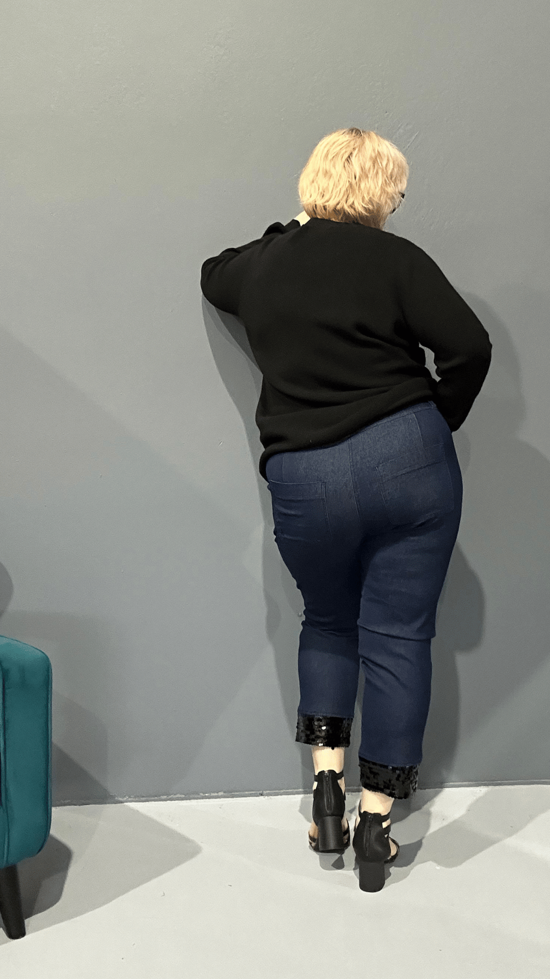 High-waisted 'Stella' 7/8 jeans with black sequined cuff for plus size women - Dark Denim.