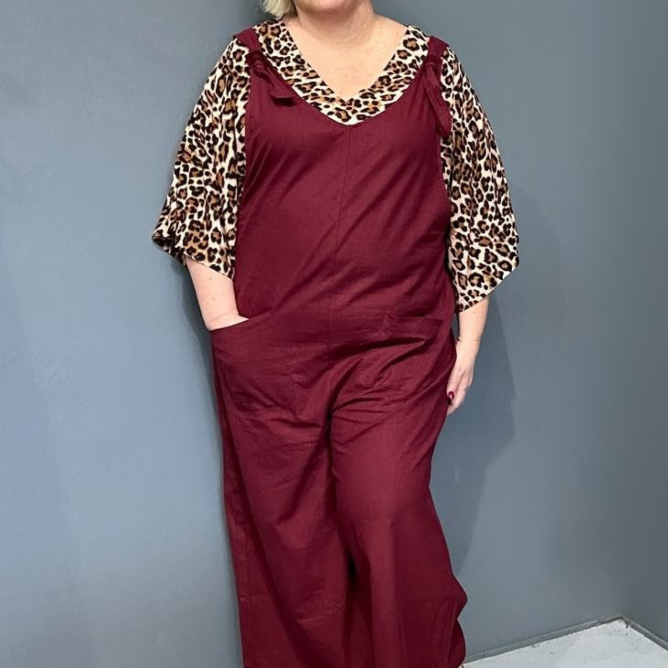 Front view of a plus-size woman wearing the 'BILLIE' stretch linen overalls in plum – relaxed fit with adjustable straps and a flattering design for curvy women.