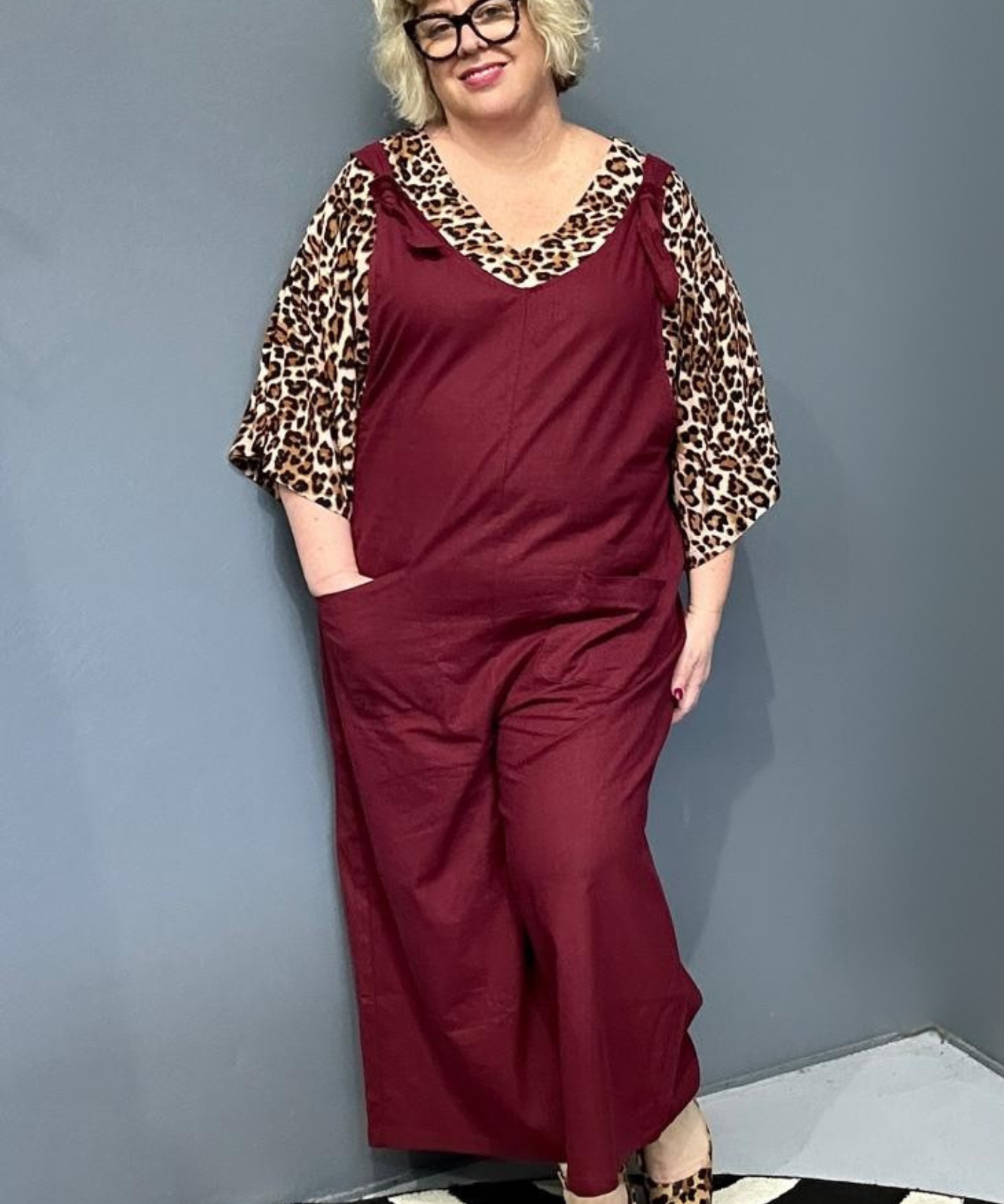 Front view of a plus-size woman wearing the 'BILLIE' stretch linen overalls in plum – relaxed fit with adjustable straps and a flattering design for curvy women.