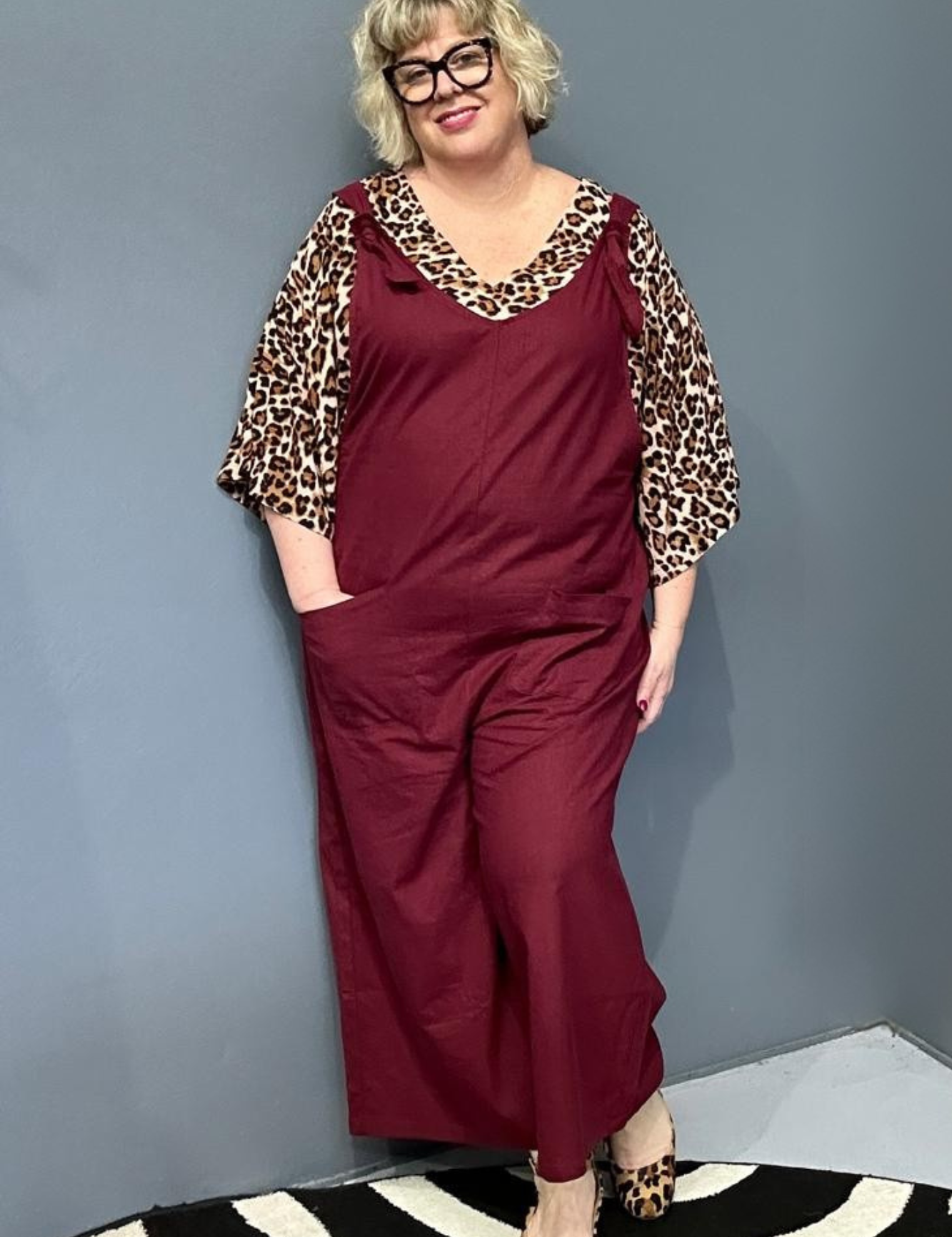 Front view of a plus-size woman wearing the 'BILLIE' stretch linen overalls in plum – relaxed fit with adjustable straps and a flattering design for curvy women.