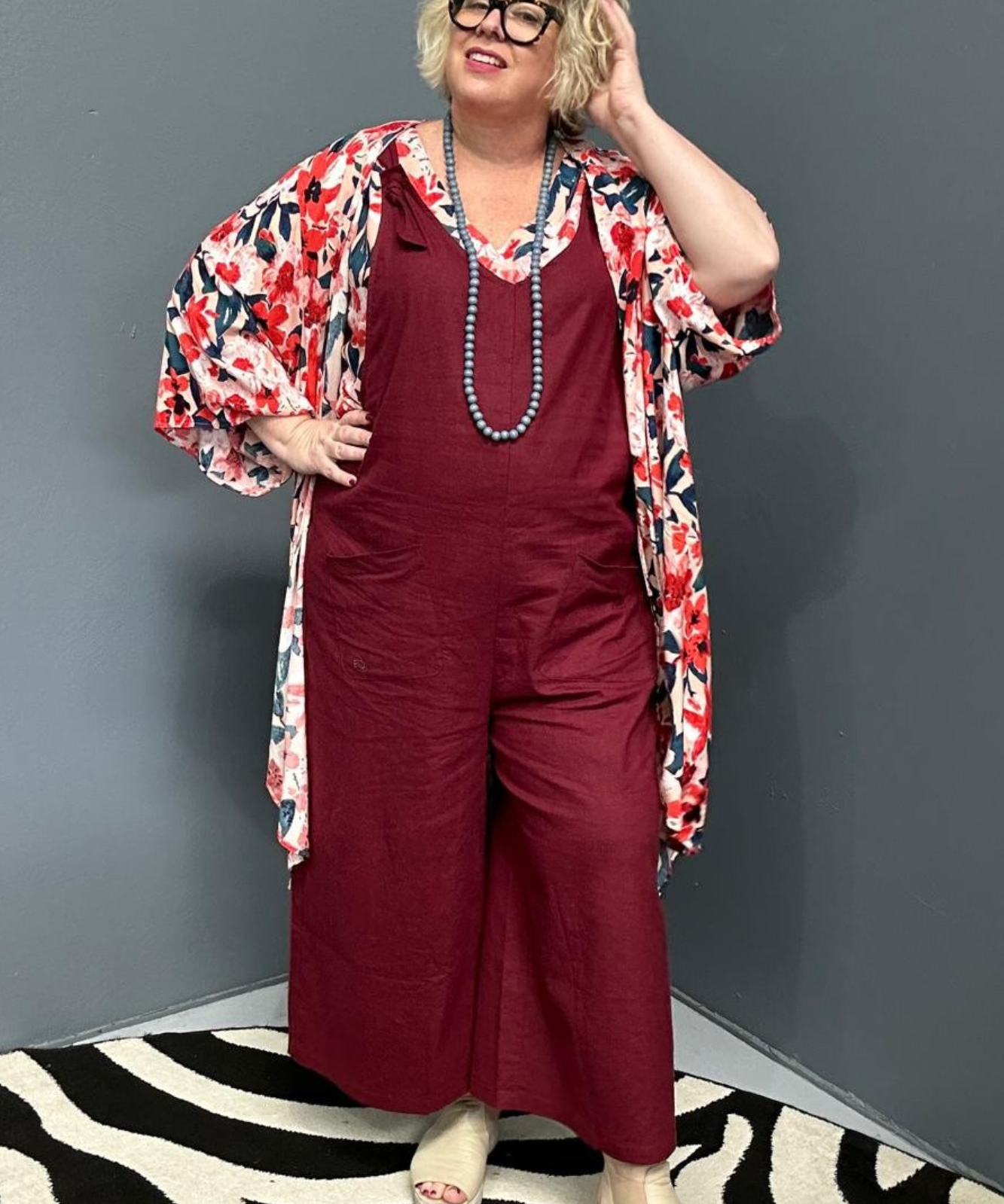 Front view of a plus-size woman wearing the 'BILLIE' stretch linen overalls in plum – relaxed fit with adjustable straps and a flattering design for curvy women.