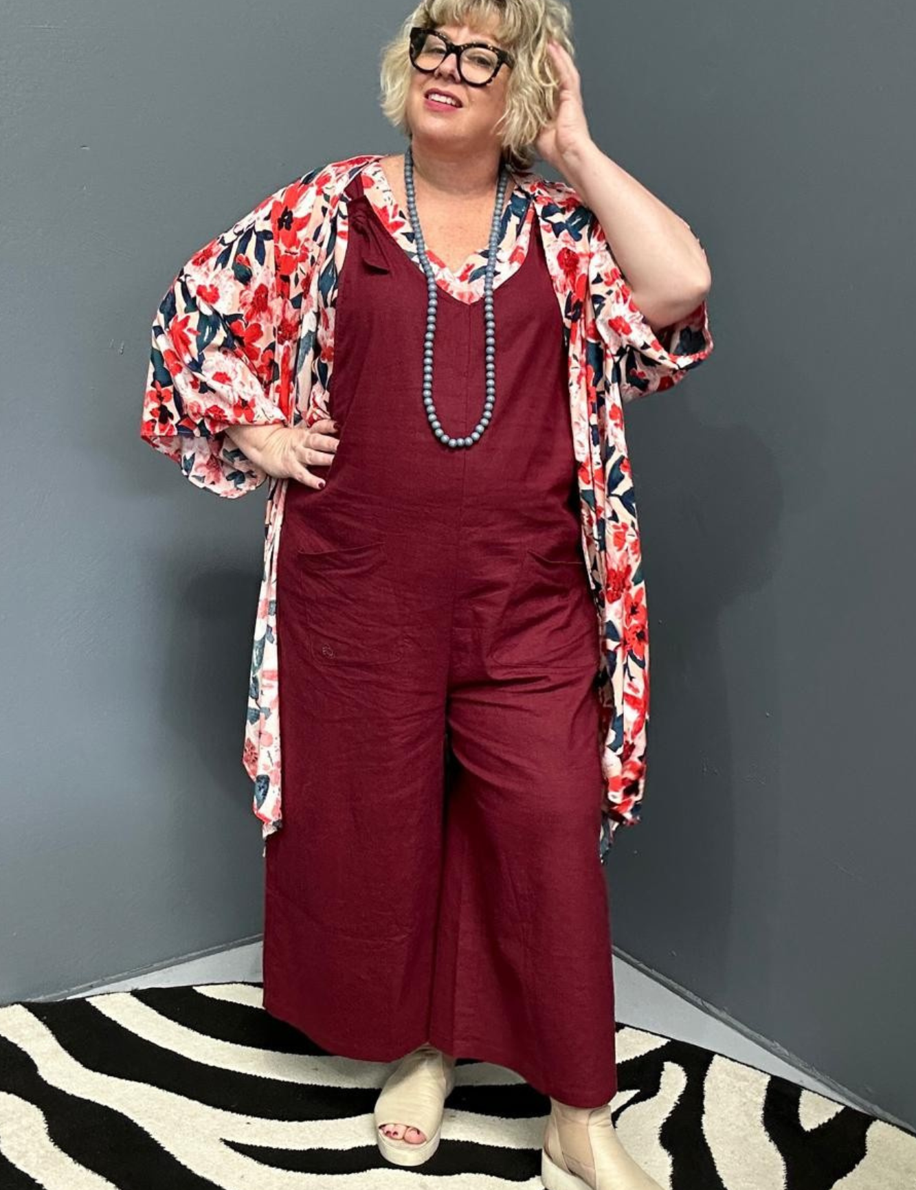 Front view of a plus-size woman wearing the 'BILLIE' stretch linen overalls in plum – relaxed fit with adjustable straps and a flattering design for curvy women.