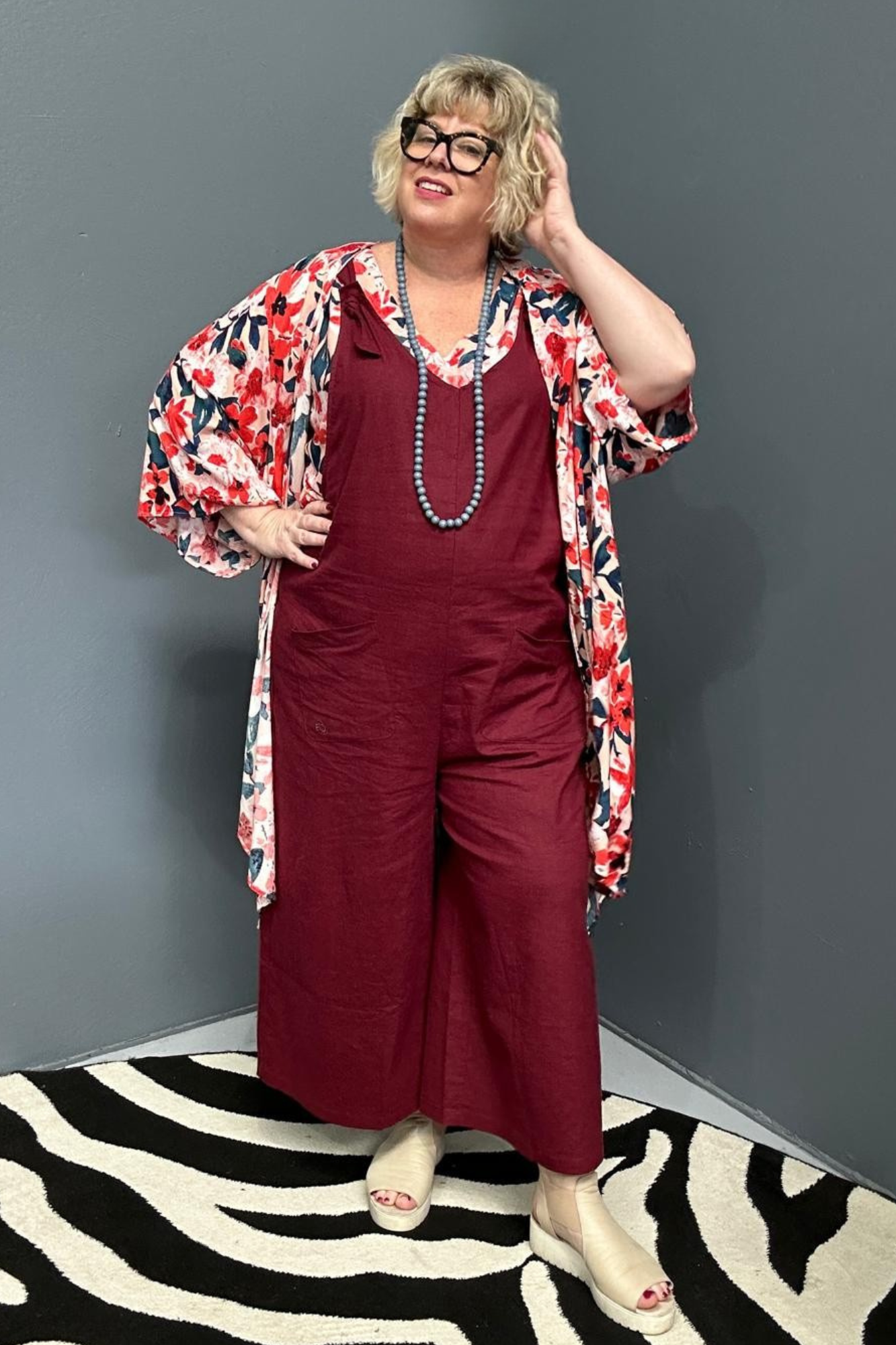 Front view of a plus-size woman wearing the 'BILLIE' stretch linen overalls in plum – relaxed fit with adjustable straps and a flattering design for curvy women.