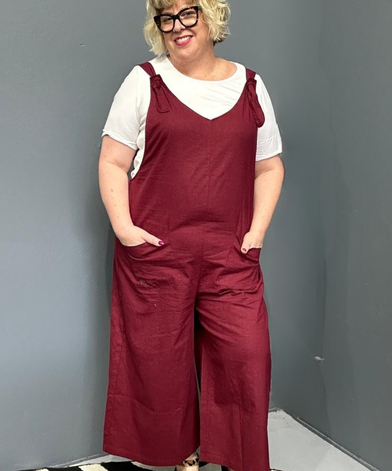 Front view of a plus-size woman wearing the 'BILLIE' stretch linen overalls in plum – relaxed fit with adjustable straps and a flattering design for curvy women.