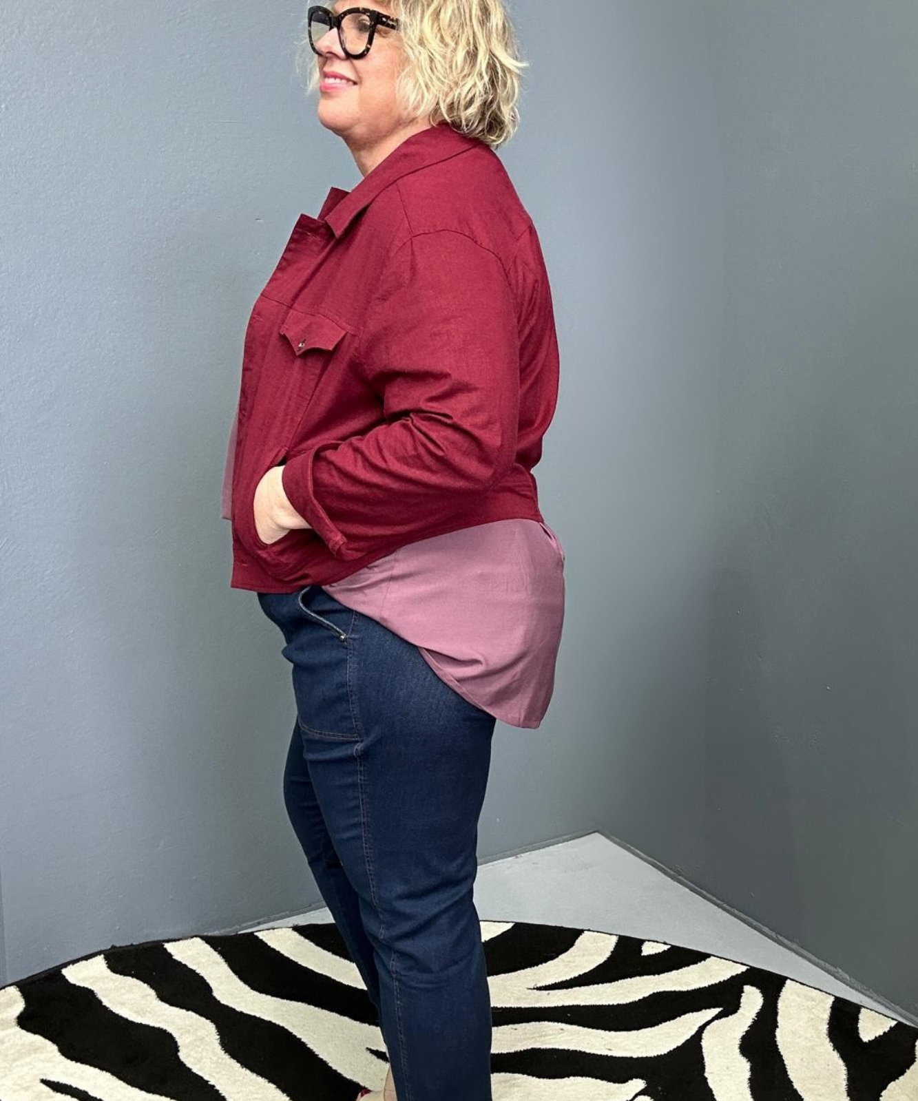 Plus-size woman wearing the 'FRANKIE' stretch linen jacket in plum – flattering cut with functional buttons, designed for curvy women