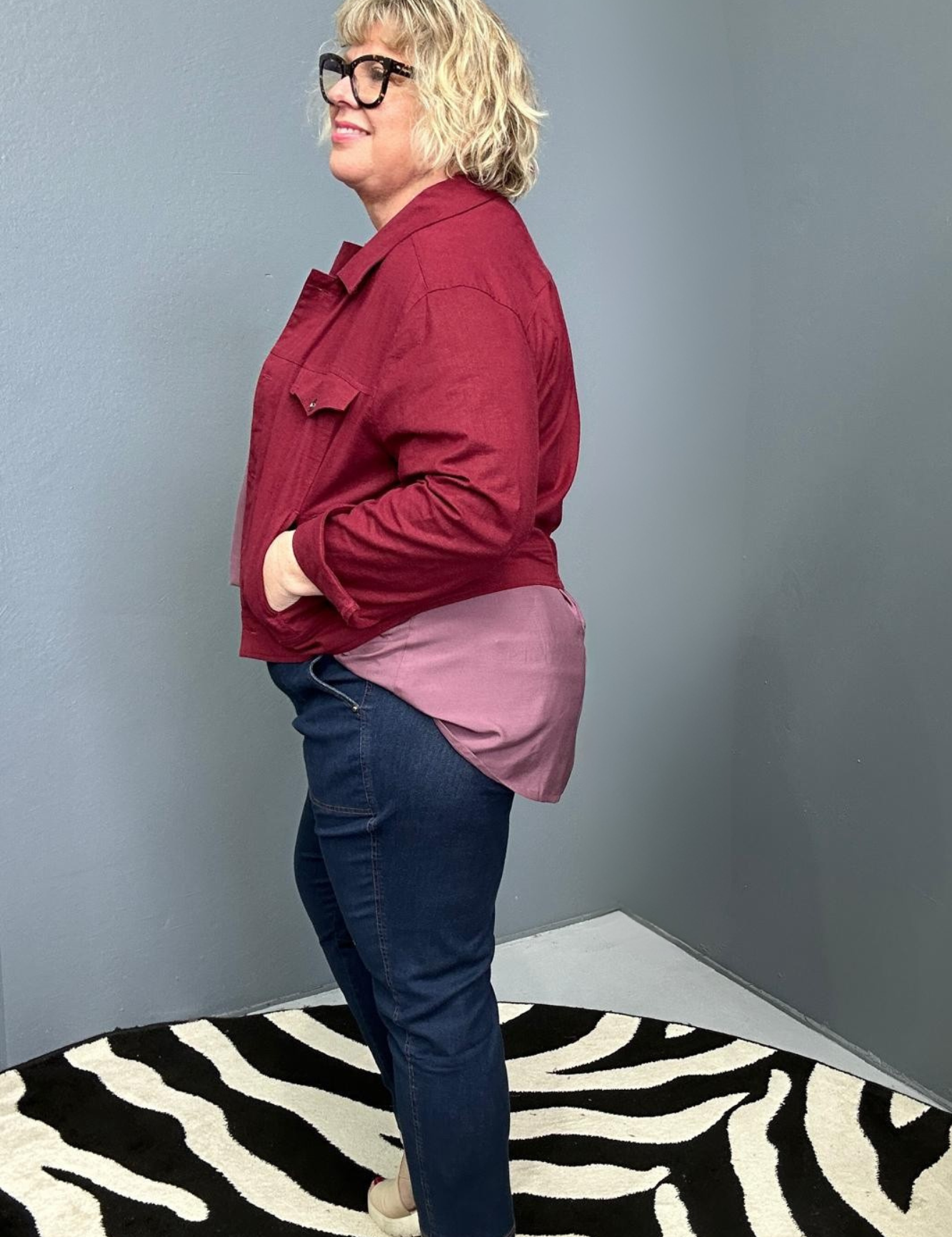 Plus-size woman wearing the 'FRANKIE' stretch linen jacket in plum – flattering cut with functional buttons, designed for curvy women