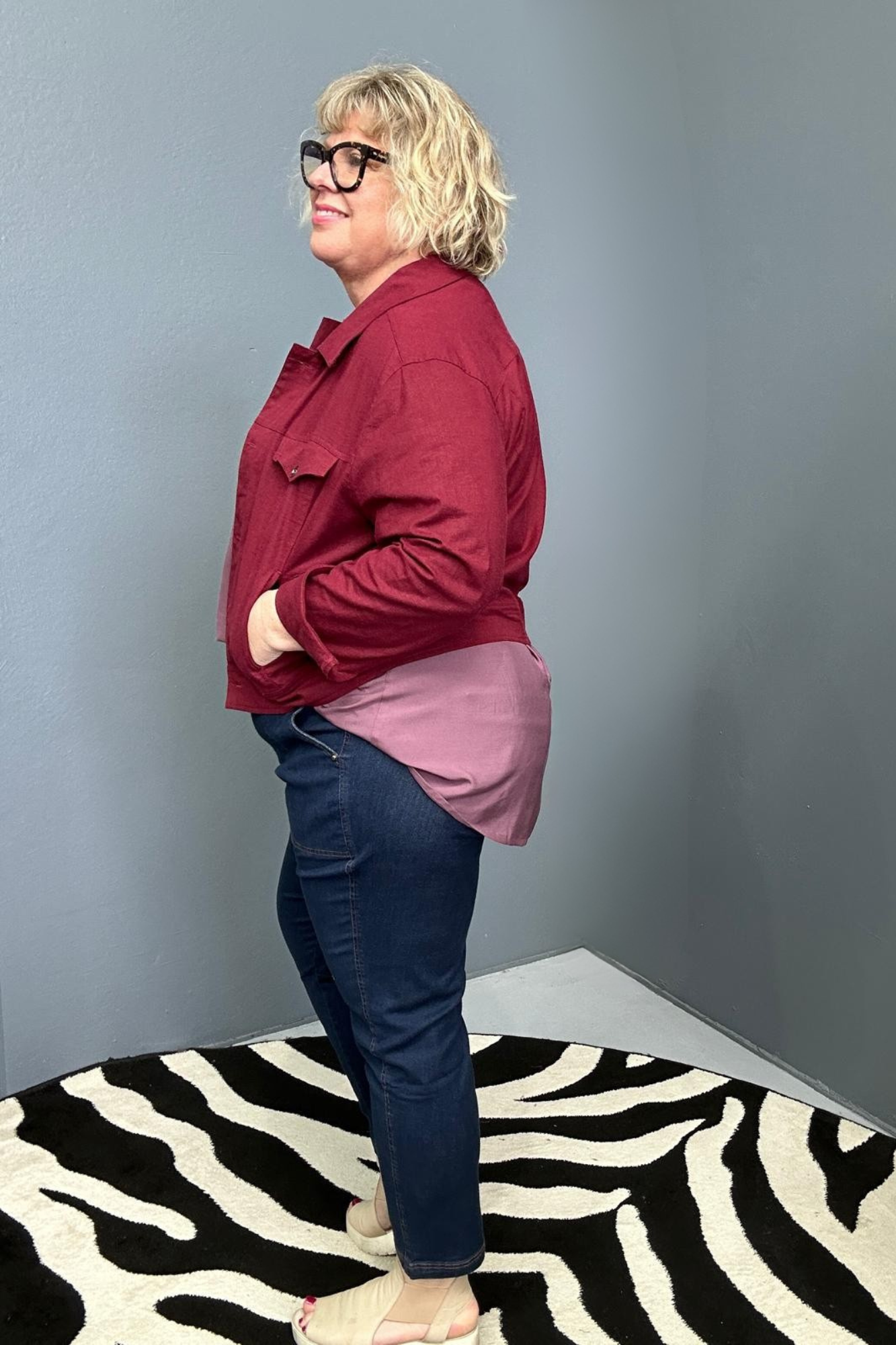 Plus-size woman wearing the 'FRANKIE' stretch linen jacket in plum – flattering cut with functional buttons, designed for curvy women