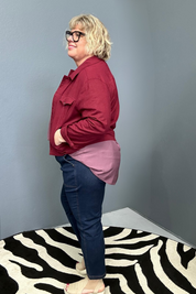 Plus-size woman wearing the 'FRANKIE' stretch linen jacket in plum – flattering cut with functional buttons, designed for curvy women