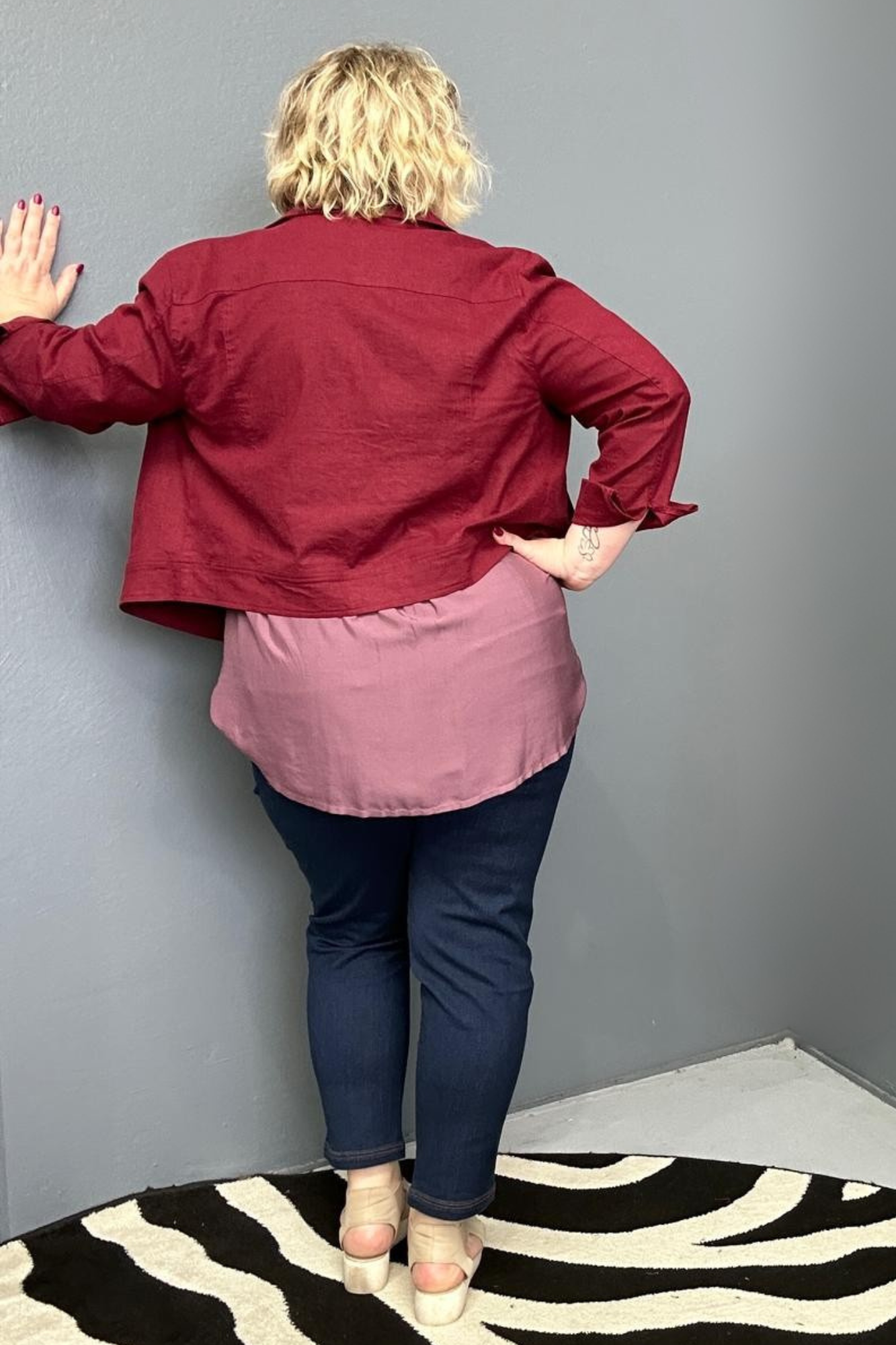 Plus-size woman wearing the 'FRANKIE' stretch linen jacket in plum – flattering cut with functional buttons, designed for curvy women.