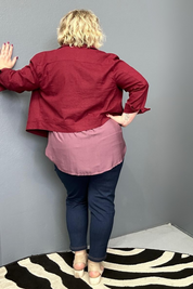 Plus-size woman wearing the 'FRANKIE' stretch linen jacket in plum – flattering cut with functional buttons, designed for curvy women.