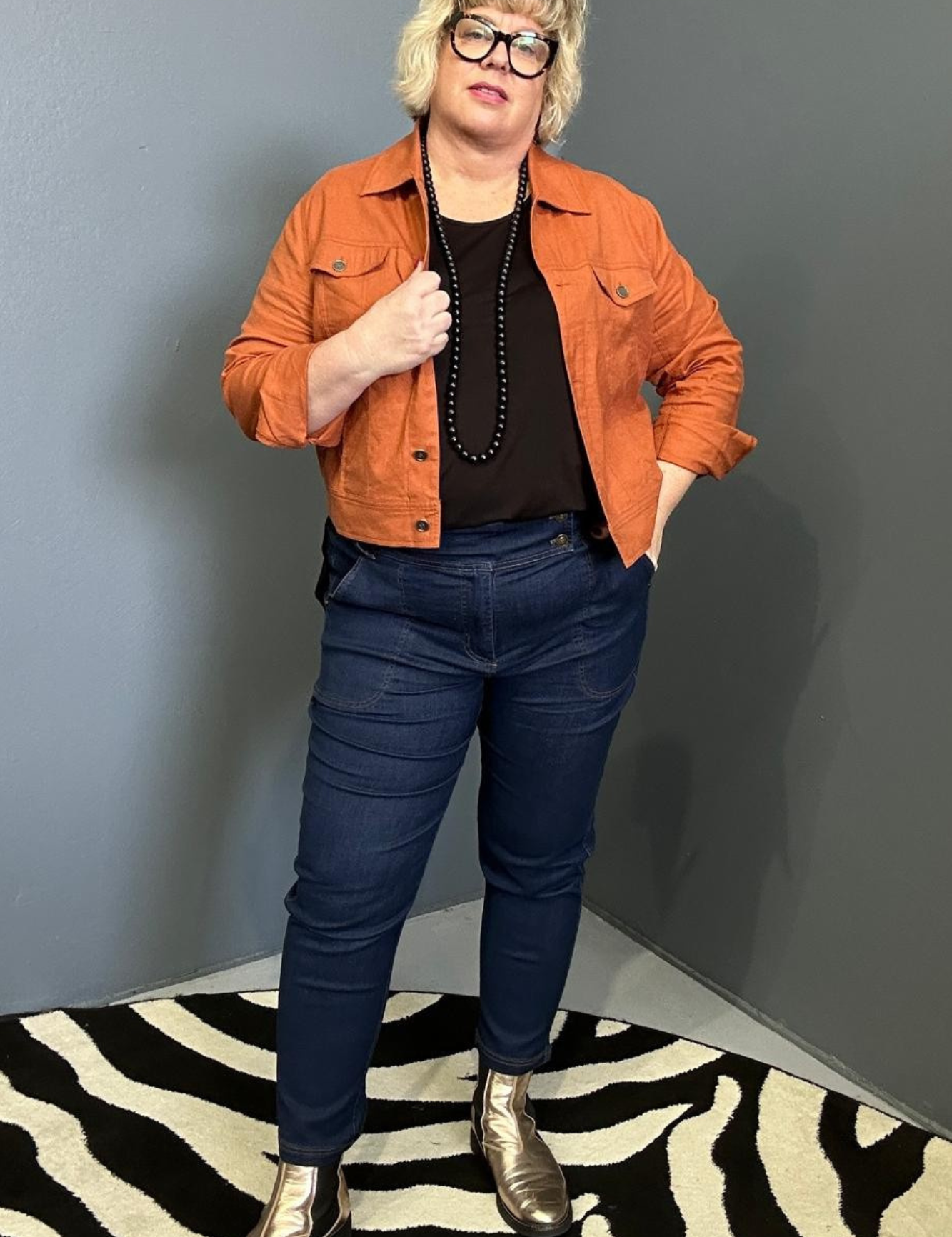 Plus-size woman wearing the 'FRANKIE' stretch linen jacket in rust – flattering cut with functional buttons, designed for curvy women