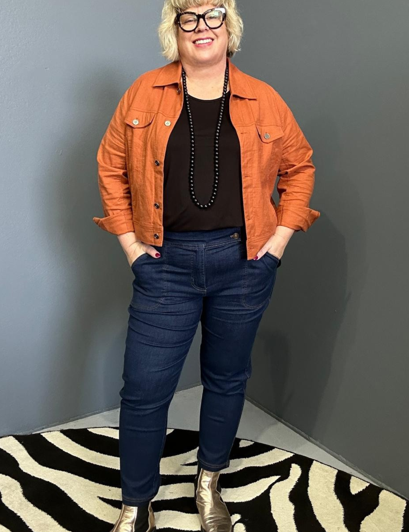 Plus-size woman wearing the 'FRANKIE' stretch linen jacket in rust – flattering cut with functional buttons, designed for curvy women