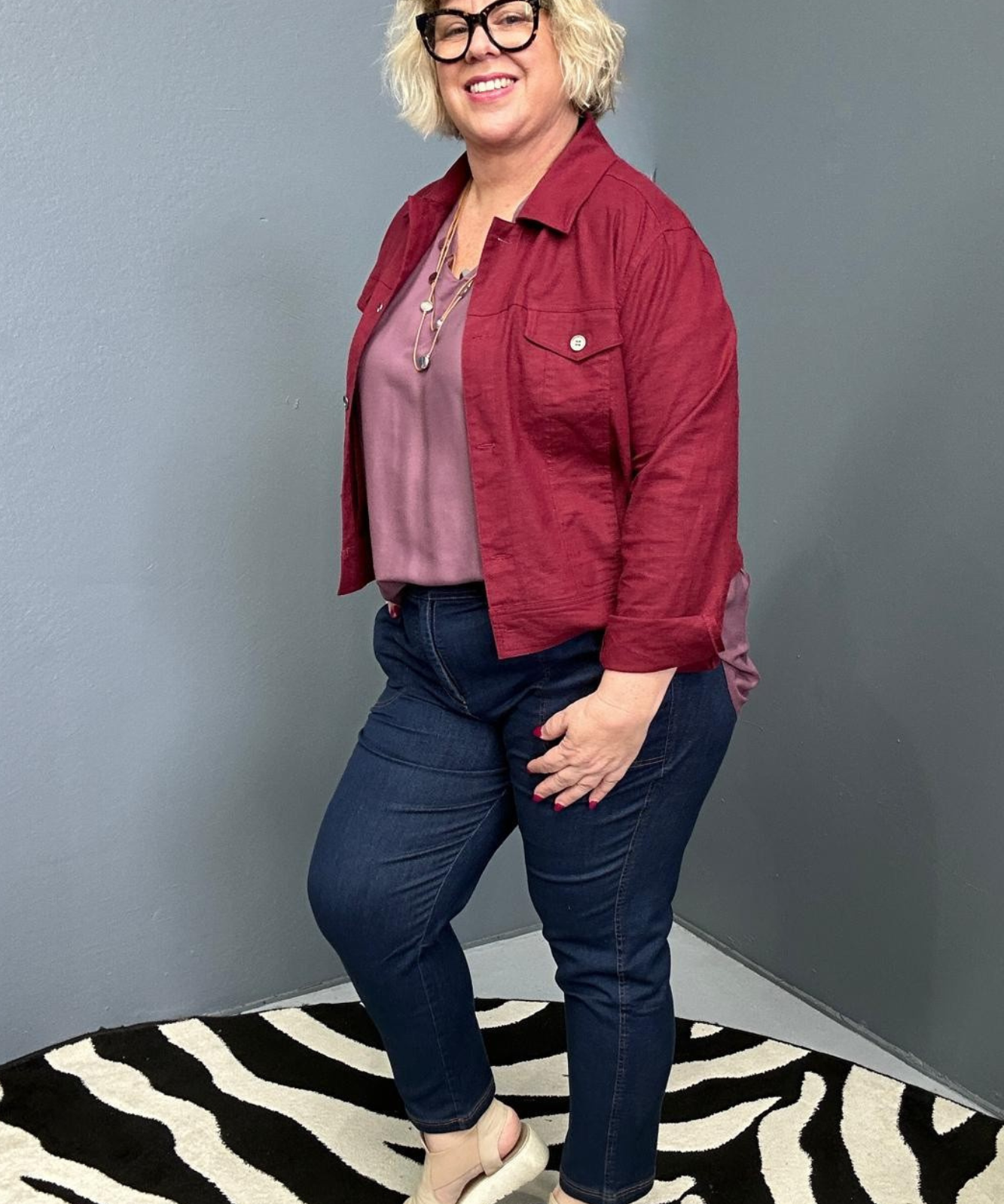 Plus-size woman wearing the 'FRANKIE' stretch linen jacket in plum – flattering cut with functional buttons, designed for curvy women