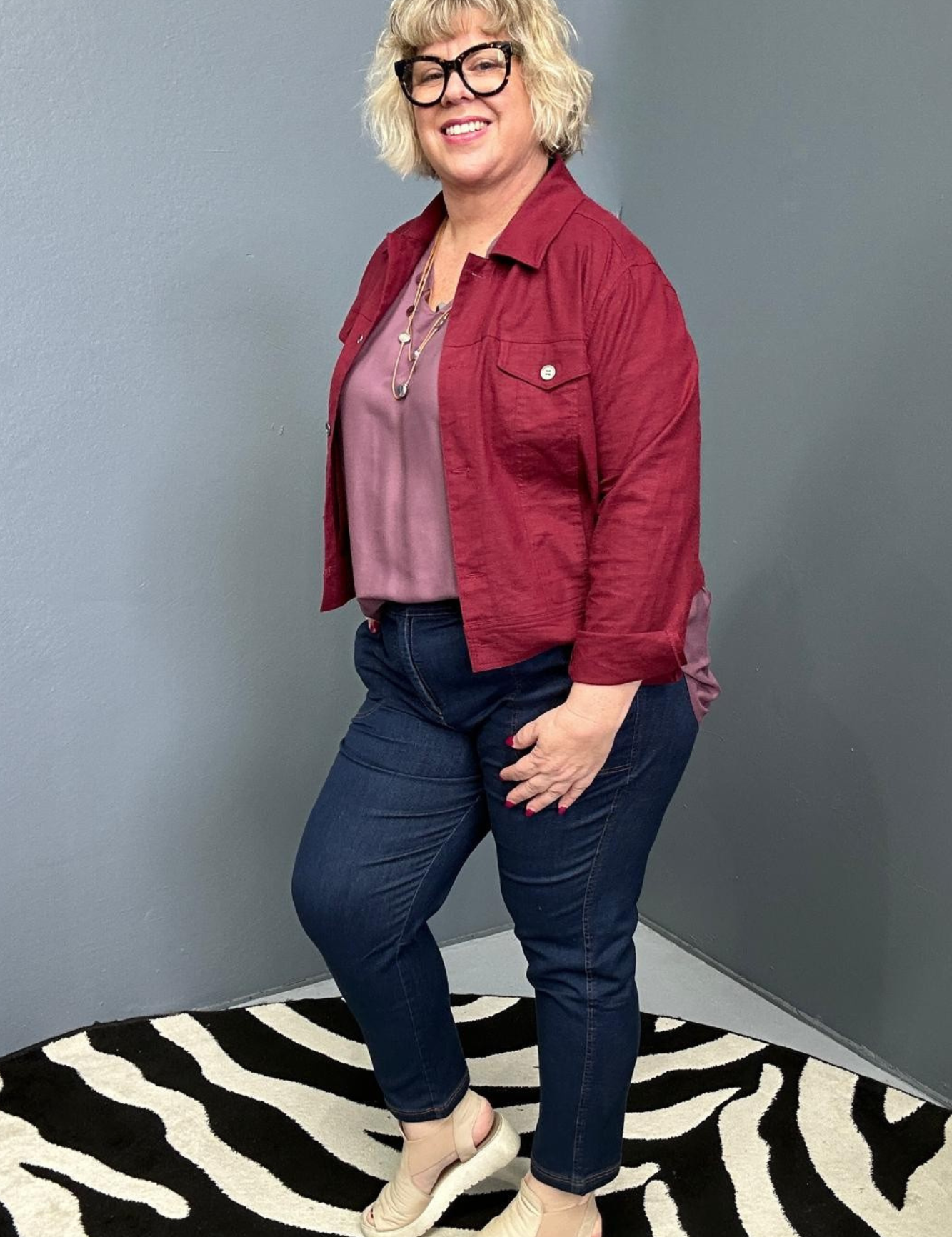 Plus-size woman wearing the 'FRANKIE' stretch linen jacket in plum – flattering cut with functional buttons, designed for curvy women