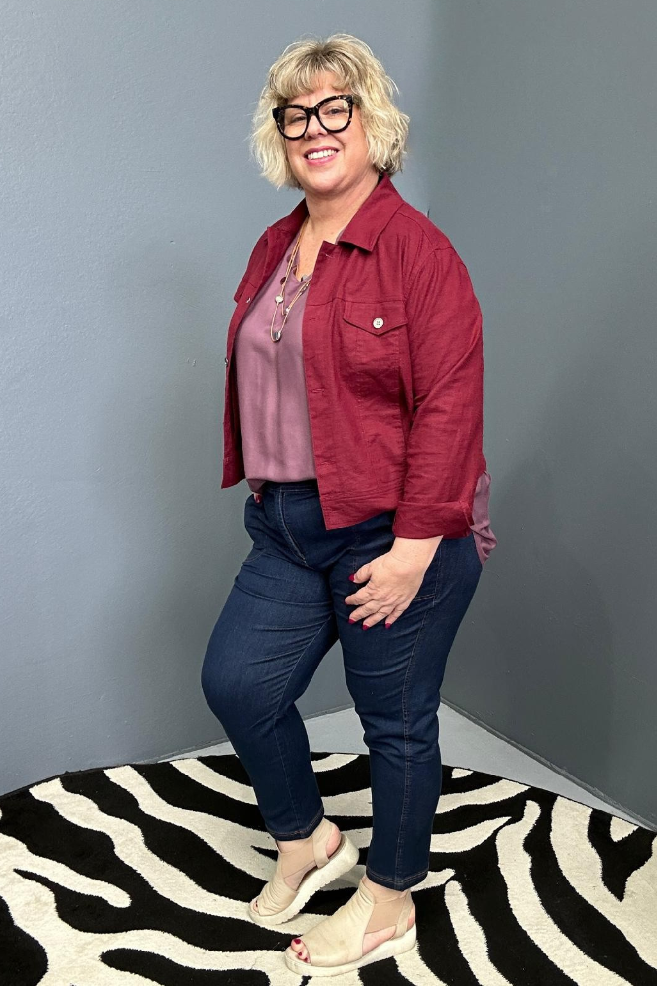 Plus-size woman wearing the 'FRANKIE' stretch linen jacket in plum – flattering cut with functional buttons, designed for curvy women
